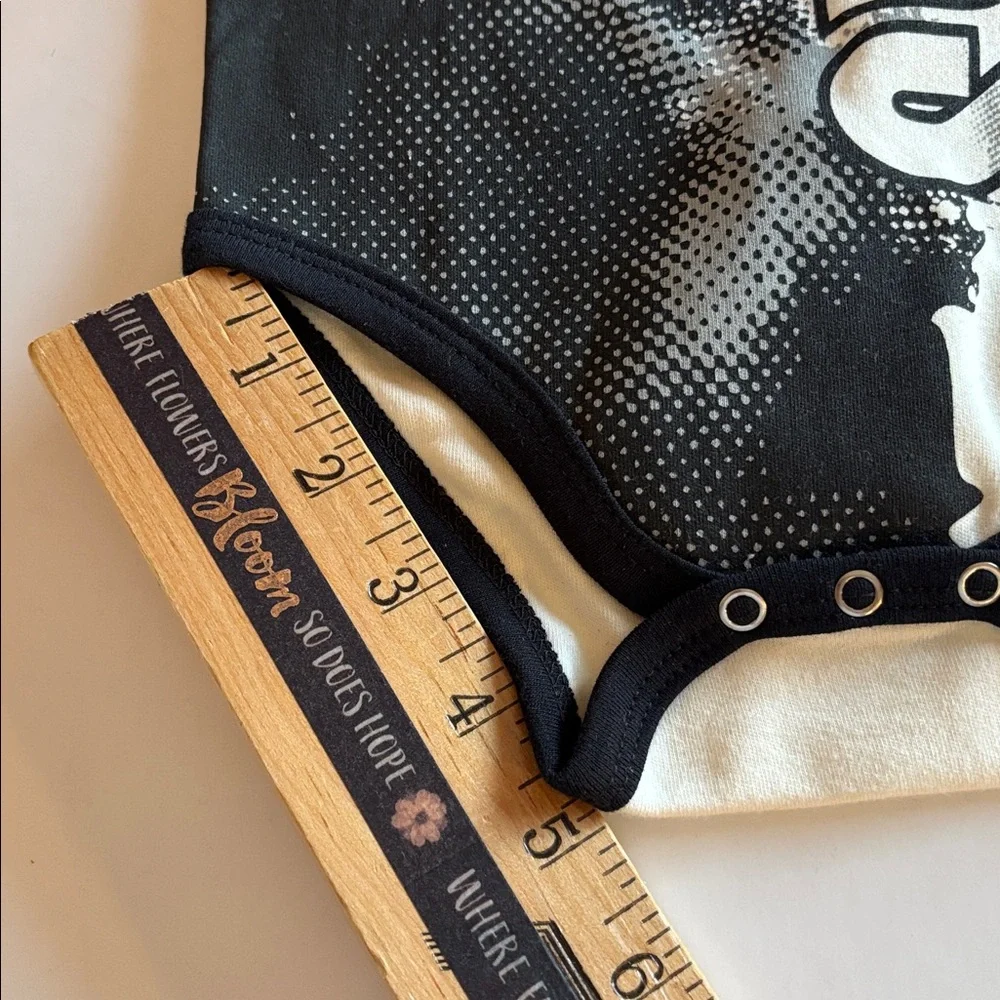 RAIDERS ONESIE 12M NEW Raiders Infant Bodysuit - Black and Cream 12 Months NWT